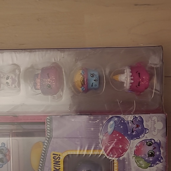 NWT/NIB Shopkins Season 5 Carrying Case with 2 Exclusive Glitz Characters - Picture 8 of 12